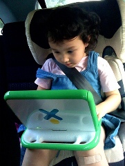 kislány laptoppal