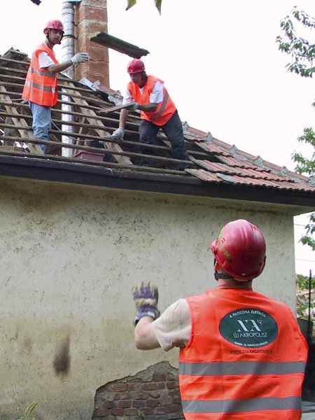 Az Új Akropolisz önkéntesei tetőt javítanak