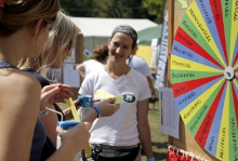 fiatalok a szigetfesztiválon az erénykeréknél