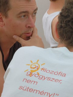 emberek beszélgetnek