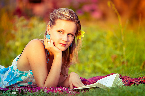 mezőn olvasó lány
