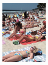 napozók a strandon