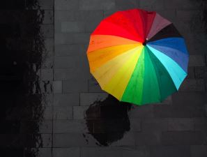 színes esernyő