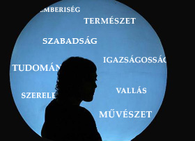 Fiatal lány áll feliratok előtt: művészet, tudomány, természet stb.
