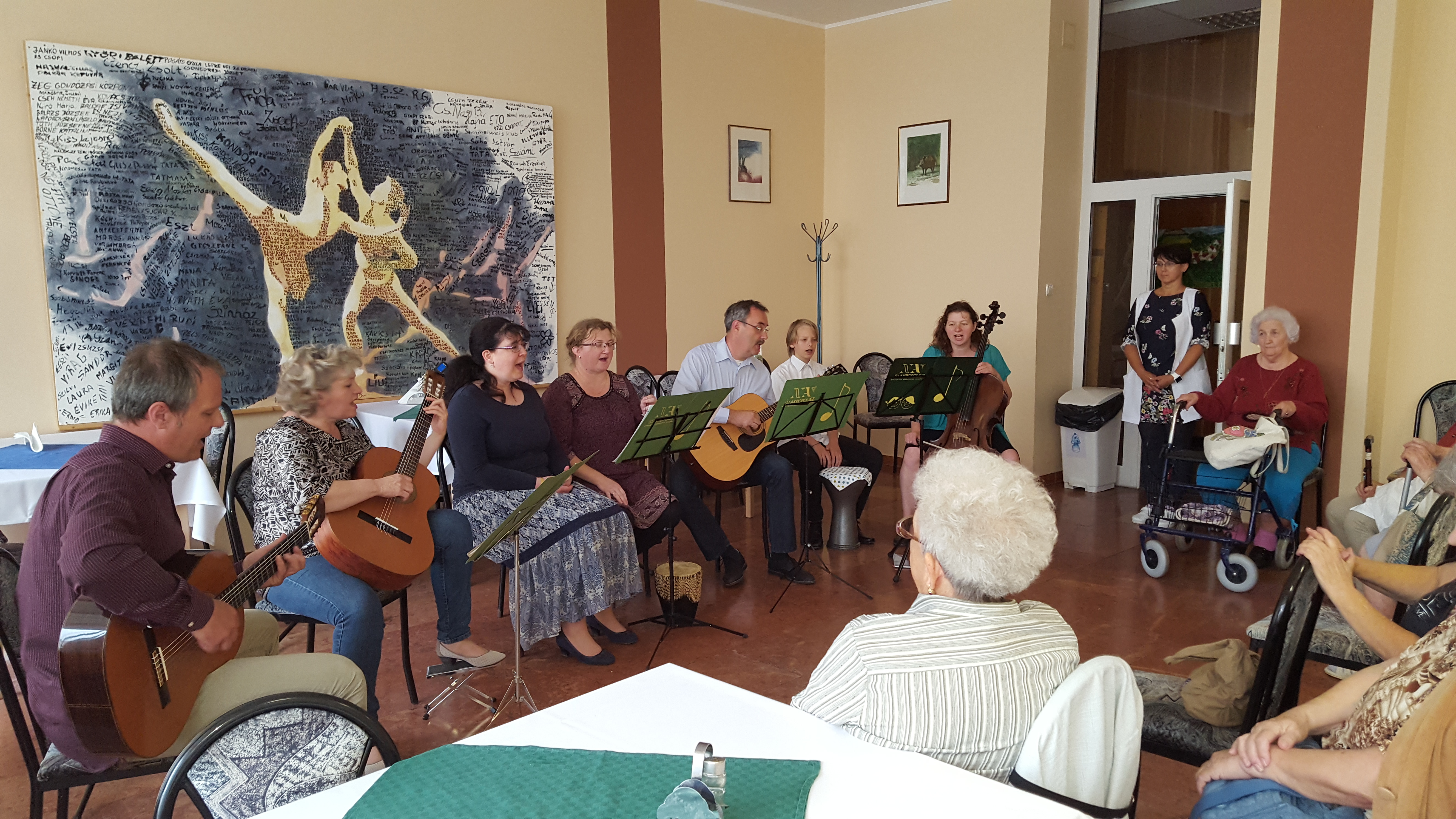 Koncert a nyugdíjasházban