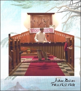 Juhász Balázs marimbán játszik