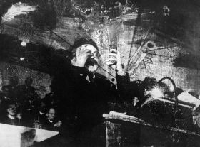 Capa első híres felvétele Trockijról, amint 1932-ben beszédet mond Koppenhágában Trockij beszédet mond Koppenhágában