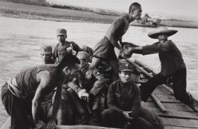 Kínai katonák egy csónakban