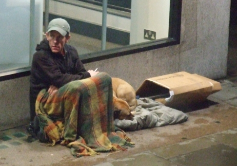 hajléktalan a londoni utcán