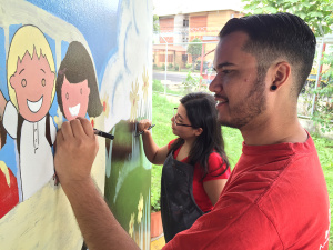 önkéntesek falat festenek