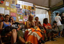 Szigetlakók az Új Akropolisz sátrában üldögélve