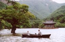 Kim Ki-Duk filmjének részlete, csónakban evez mester és tanítványa