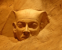 Egyiptomi fárafófej félig látszik ki az ásatásból
