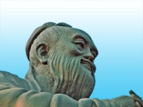 Konfuciusz szobor kék háttér előtt