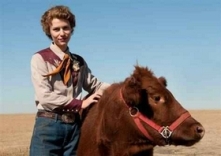 Temple Grandin egy barna szarvasmarhával