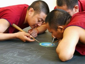 mandalát festő szerzetesek
