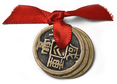 kínai érmék piros szalaggal átkötve