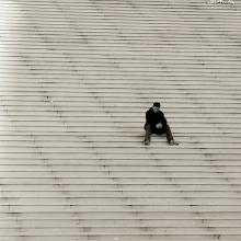 üres lépcsősoron ülő ember