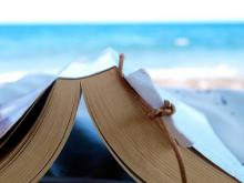 könyvjelzős könyv homokos tengerparton