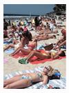 napozók a strandon