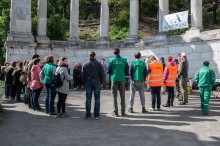 önkénteek körbeállnak a Gellért-hegyi szobornál