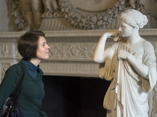 Egy nő néz egy szobrot