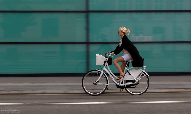 bicikliző nő